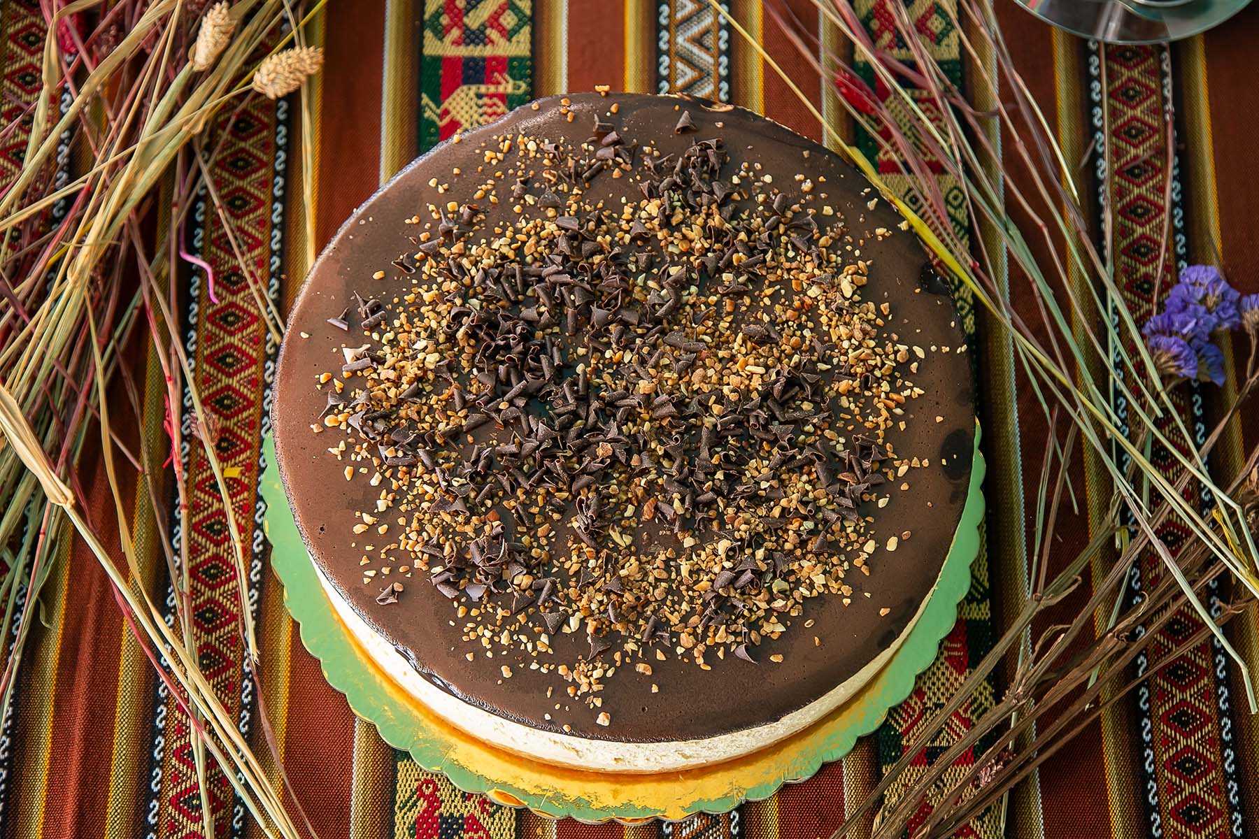 Cheesecake de lúcuma con glaseado de chocolate
